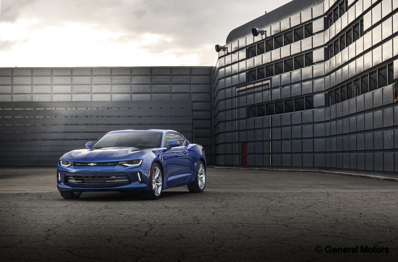 2016-Chevrolet-Camaro-RS-010